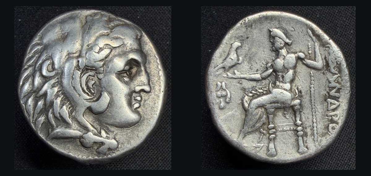Alexander tetradrachm, Kolophon: Herakles / Zeus enthroned