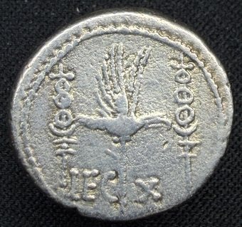 Reverse of the collection's LEG X legionary denarius: aquila between two signa, LEG X below.