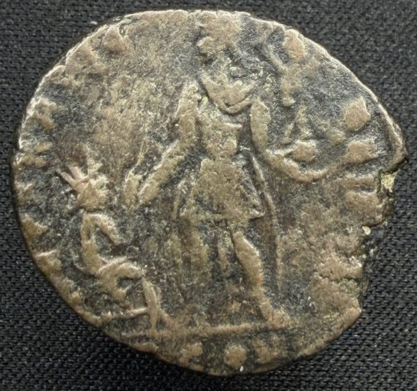 Reverse: emperor raising a kneeling turreted female figure, the Republic personified.